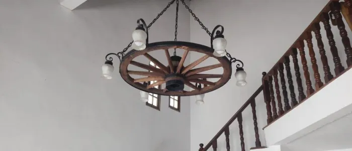 Lustre rústico, roda de carroça , seis arandelas .