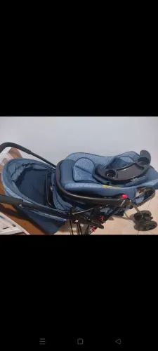 Carrinho com bebê conforto