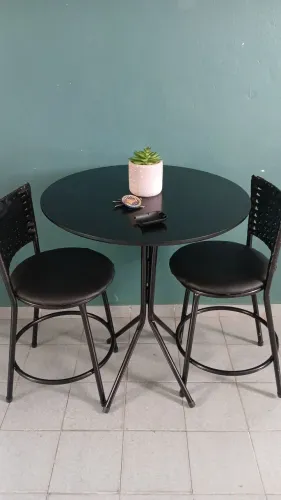 Vendo mesa bistro  baixa com  2 baquentas