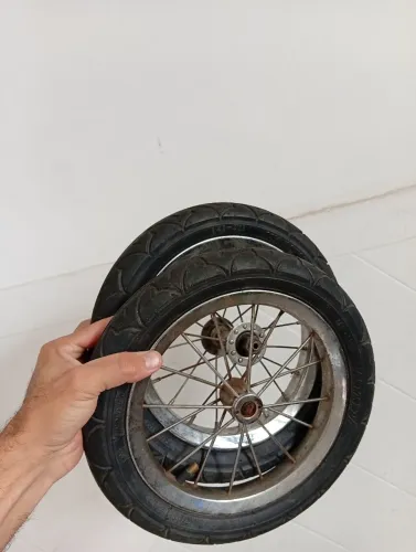 Par de rodas aro 12 com pneu em bom estado 