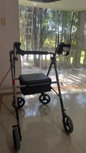 Andador 4 rodas com assento