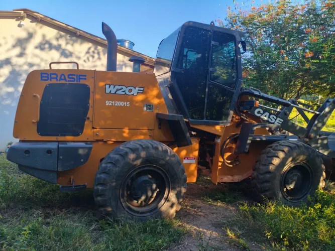 Pá carregadeira CASE W20F