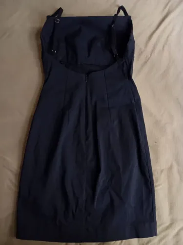 Vestido tubinho de cor preta