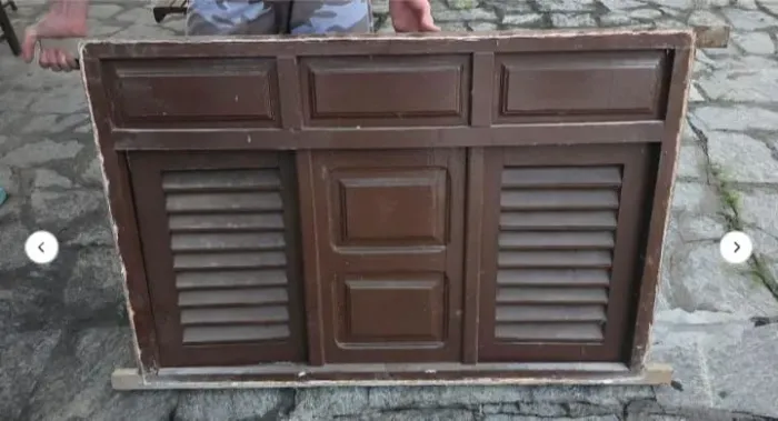 Janelas de madeira com grades