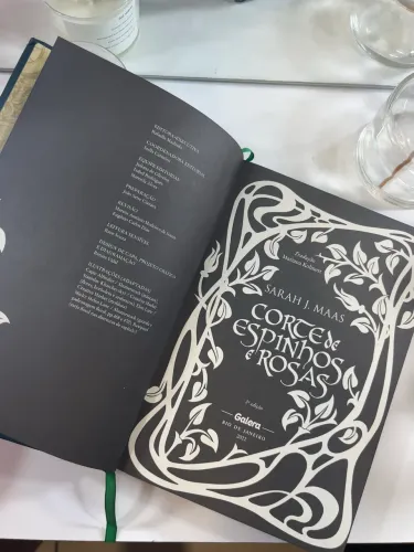 Livro Corte de Rosas e espinhos edição de luxo