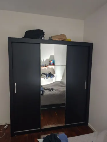 Armário de quarto com espelho.