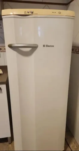 Geladeira Eletrolux RE28 funcionando perfeitamente