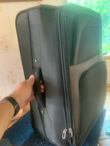 mala de viagem de tecido na cor preta e cinza verde