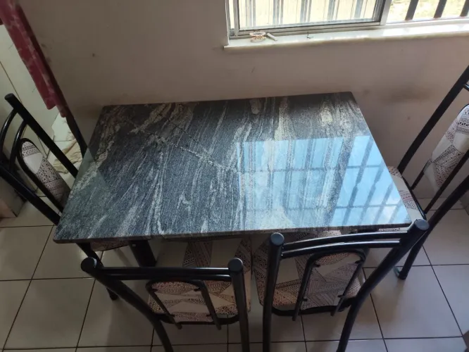 Vende - se uma mesa de tampo de mármore e 4 cadeiras 