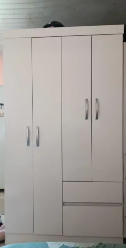 Guarda roupa semi novo , sem marca de usos 