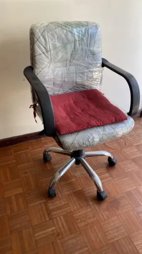 Cadeira de escritório giratória com base cromada usada em bom estado 