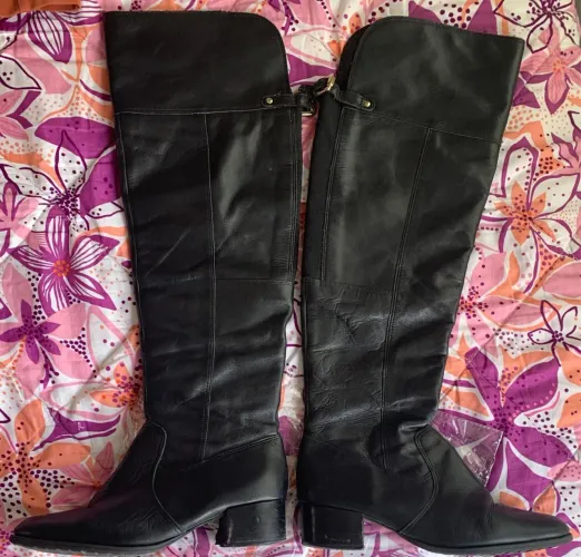 Bota em material similar a couro em ótimo estado, n 36