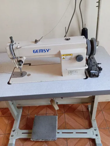 Máquina de costura industrial reta