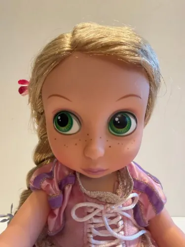BONECA RAPUNZEL EDICAO ESPECIAL ACENDE AS FLORES DO CABELO , ESTA SEM LANTERNA