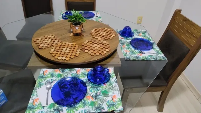 Mesa de jantar com centro giratório e 6 cadeiras