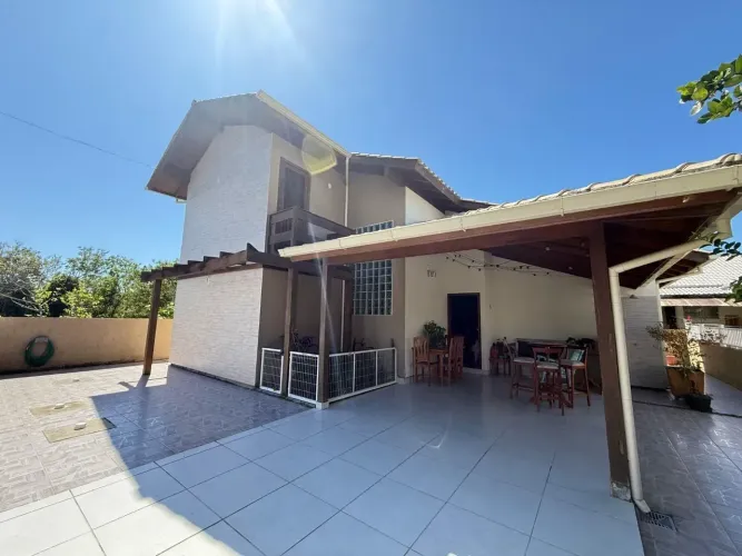 Casa Financiavel com 2 dormitórios à venda, 137 m² por R$ 999.000 - Ribeirão da Ilha - Flo