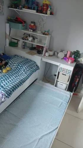 Cama infantil com cabeceira e escrivaninha