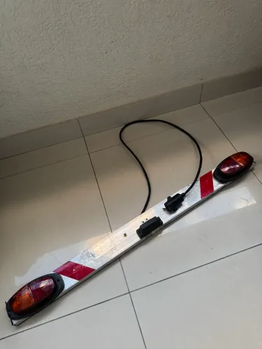 Barra Traseira de Sinalização com Lanternas e Refletivos