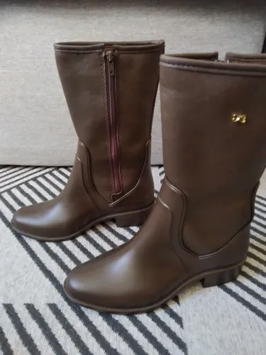 Bota feminina / infantil cano longo tamanho 33/34 - Marrom