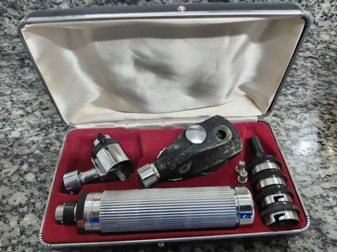 conjunto antigo de otoscópio e oftalmoscópio de fabricação tradicional alemã.