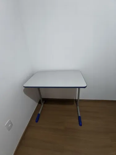 Mesa / Escrivaninha Branca com Estrutura Metálica