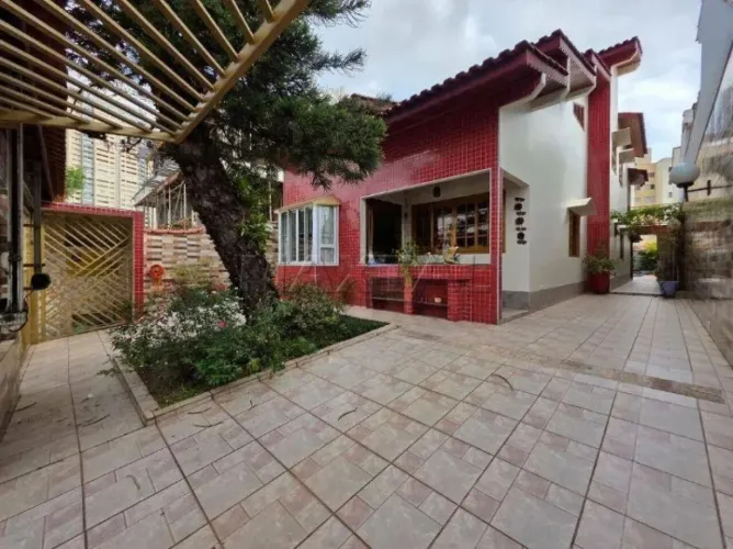 Casa para venda 220 m², 3 quartos, 3 vagas, Churrasqueira e Piscina - Santa Teresinha