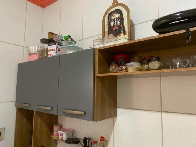 Armário bem conservado- espaçoso e resistente