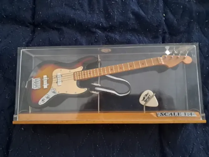 Baixo Jazz Bass na moldura para enfeite.