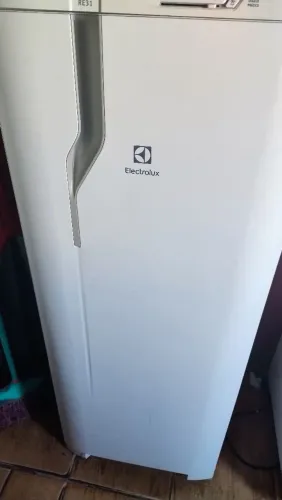 Geladeira / Refrigerador Electrolux Cycle Defrost 240L Degelo Prático (Modelo RE31)