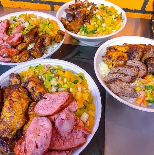 Vendo quentinhas de churrasco feijao tropeiro arroz macarrao salada de maionese e vinagret