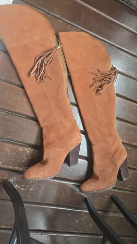Bota marrom over The knee da marca Santa Lolla tamanho 37