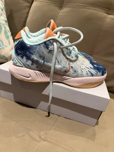 Este é o tênis Nike LeBron 21 "Aragonite" COLEÇÃO 42