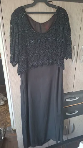 Vestido Preto Elegante com Renda Bordada e Brilho