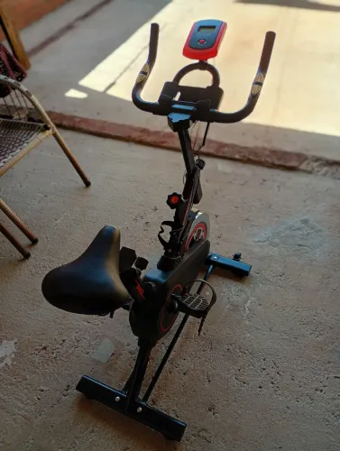 Vende-se uma bicicleta ergométrica nova 