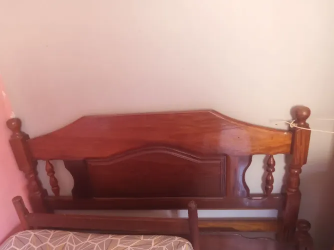 Cama de casal de madeira de lei