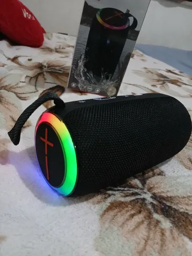 ? Caixa de Som Bluetooth Portátil com LED RGB - Som Potente e Excelente Estado