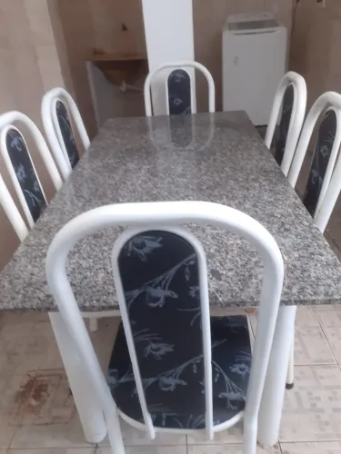Mesa de mármore com 6 cadeiras