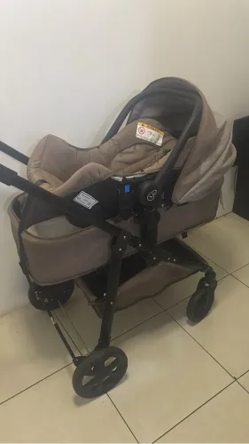 Carrinho Moisés e bebê conforto