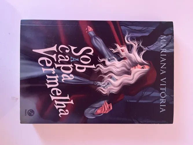 Sob a capa vermelha -Mariana Vitória
