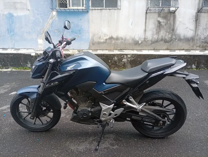 Moto CB 300F novinha único dono pouco usada 
