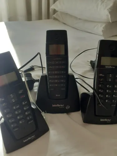 3 aparelhos telefônicos Intelbrás