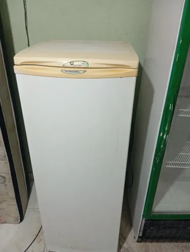 Vendo um frizzer funcionando perfeitamente bairro nova Almeida serra *
