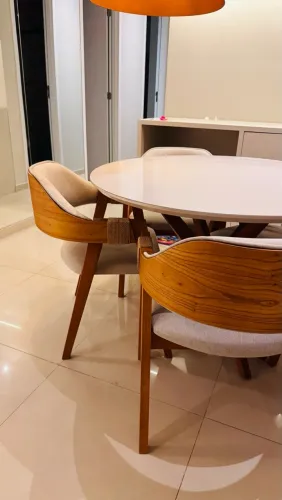 Mesa de vidro com cadeiras em madeira maciça