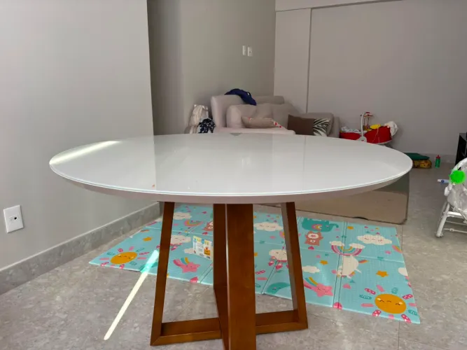 Mesa redonda de madeira com tampa de vidro branco