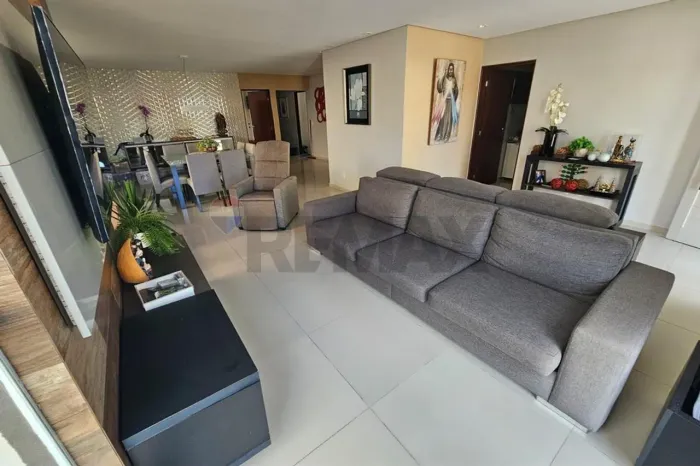Casa térrea em Condomínio com piscina e churrasqueira