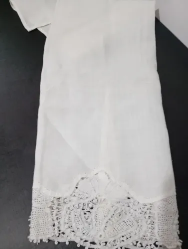 Vendo uma toalhinha para lavabo em linha com renda renascença.67x40cm 