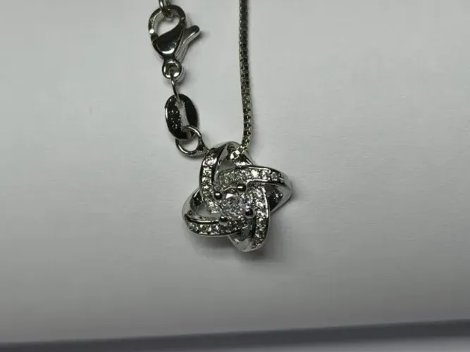 Colar Feminino Nó Entrelaçado Aço inoxidável com Zircônia folheado a prata 925 esterlina