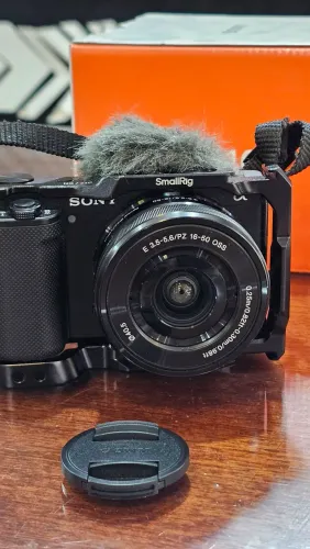 Vendo Sony Zv-e10 com menos de 1mil clics - com 3 baterias, caixa e cage