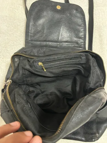 Mochila Arezzo de couro em bom estado 