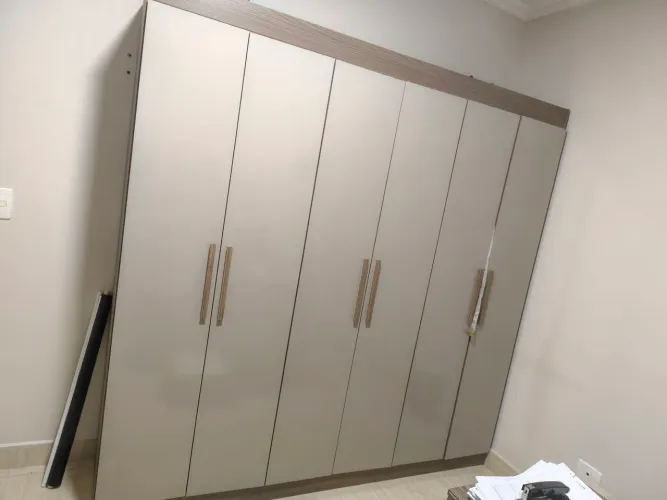 Guarda roupas para retirar do local 